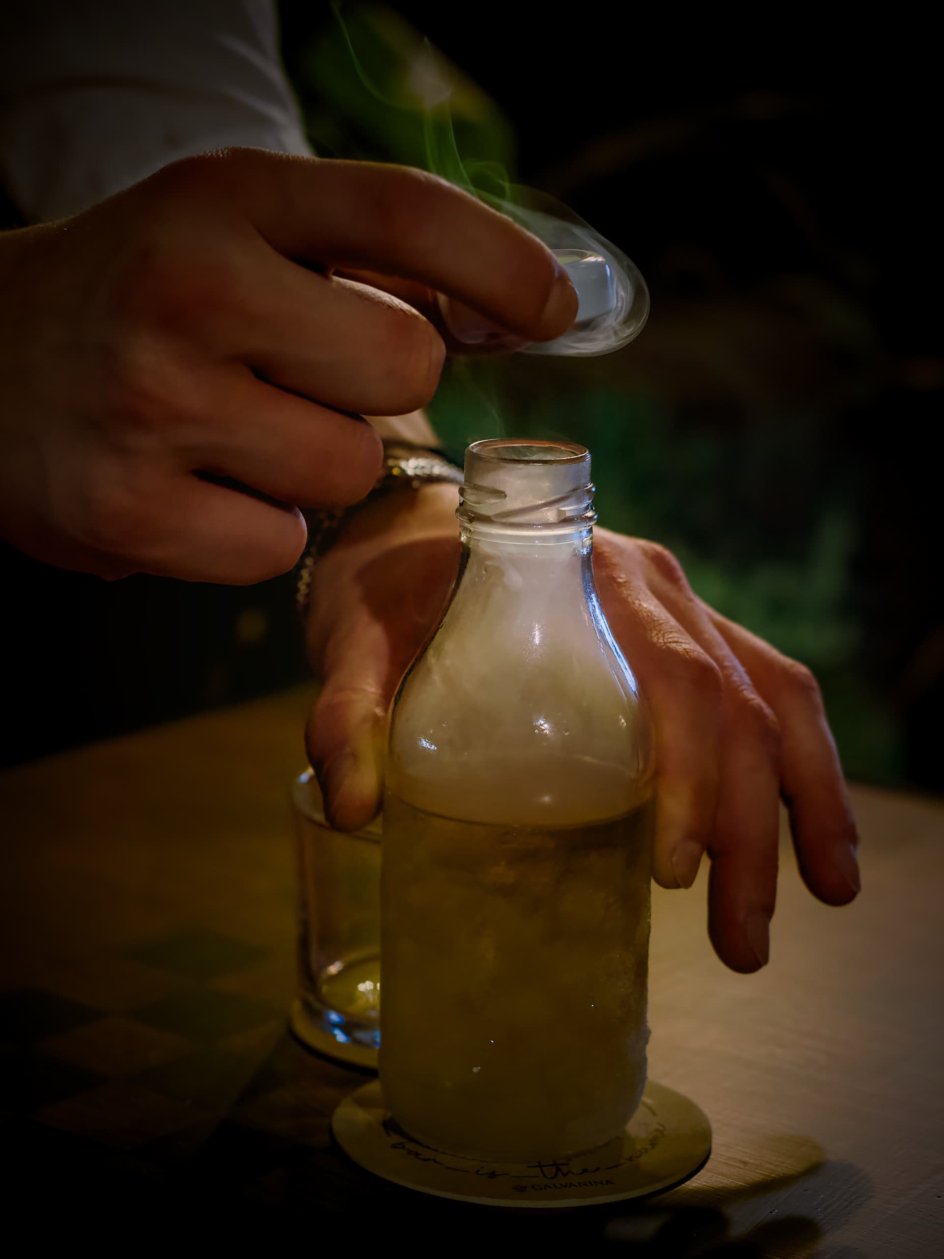 Preparazione cocktail affumicato